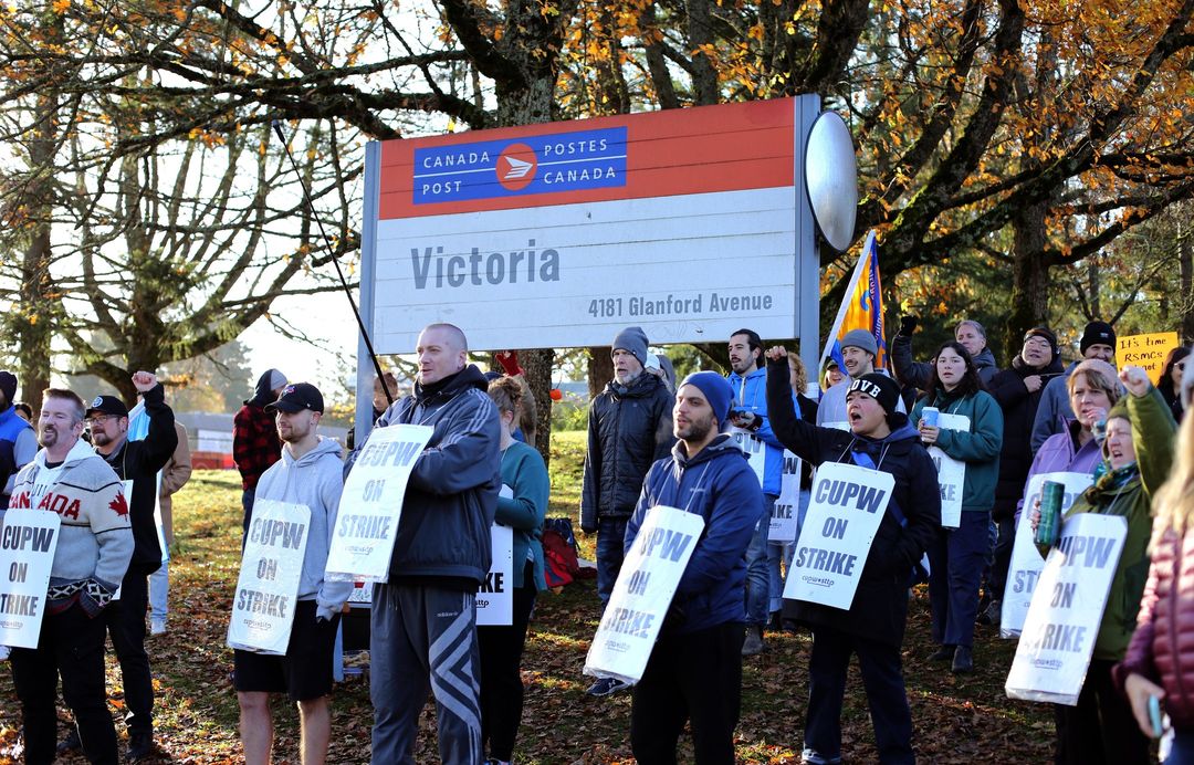 Small businesses at risk as Canada Post workers prepare to strike